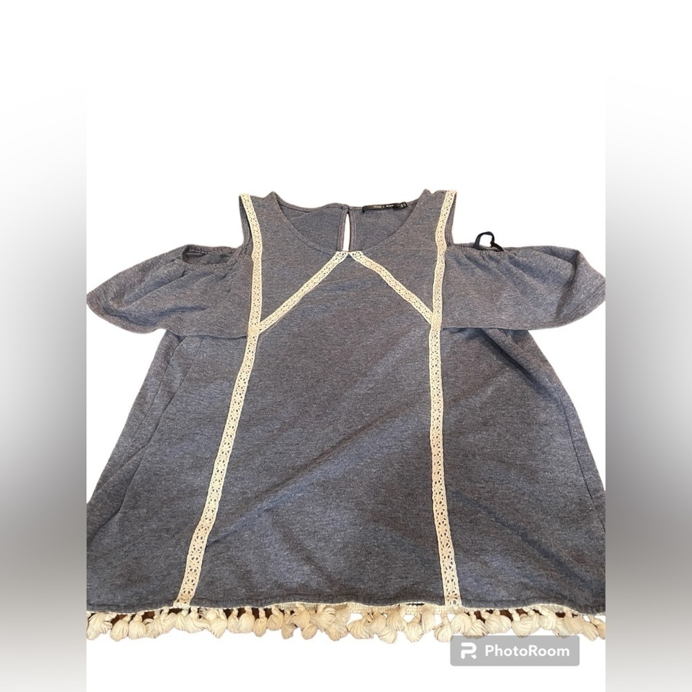 Doe & Rae cold shoulder shirt heather blue lace trimmed Size M. Z 5